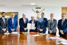 O presidente Lula e ministros durante assinatura do Projeto de Lei Antifac&ccedil;&atilde;o, no Planalto