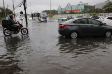 Acesso &agrave; Avenida Armando Lombardi, com bols&atilde;o d'&aacute;gua, prejudica o tr&acirc;nsito de ve&iacute;culos e pedestres na Barra da Tijuca