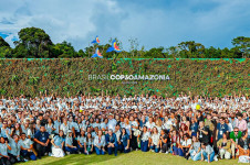 O presidente Lula fez questão de posar para foto com todos os voluntários  que estão trabalhando na COP, conferência que se apresenta mais expressiva que a anterior - pelo local, em plena floresta, e pelas presenças de importantes chefes de estados
