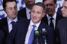 Guilherme Derrite 'em companhia bela' dá entrevista na Câmara dos Deputados