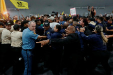 Seguranças impedem a entrada de manifestantes indígenas e estudantes na COP30