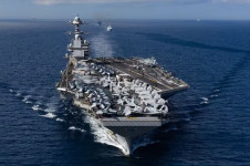 O porta-aviões Gerald Ford está ancorado no mar do Caribe