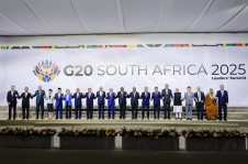 Lula no centro da 'foto de família do G20': "É inconcebível que não sejamos capazes de mobilizar 1 trilhão e 300 bilhões de dólares em financiamento climático, enquanto o dobro desse montante é consumido por despesas militares", dsse