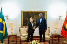 O presidente Lula e o presidente Daniel Chapo, de Moçambique, durante reunião bilateral