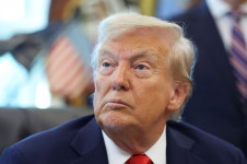 Trump diz que &lsquo;ningu&eacute;m pode defender a Groenl&acirc;ndia como os EUA&rsquo;. Apesar disso, fala que n&atilde;o far&aacute; o que muitos l&iacute;deres mundiais temem: usar a for&ccedil;a para obter a ilha