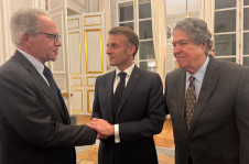 O empresário Nelson Tanure e o presidente do Conselho de Administração da Light, Hélio Costa, com o presidente Emmanuel Macron, da França, no Palácio Élysée. Na semana passada