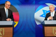 O chanceler alemão, Friedrich Merz, com o primeiro-ministro de Israel, Benjamin Netanyahu