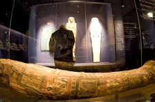 Sala com antiguidades egípcias no Louvre