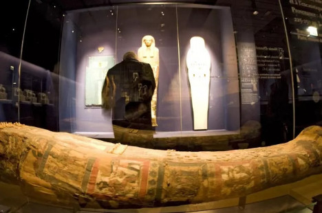 Sala com antiguidades egípcias no Louvre