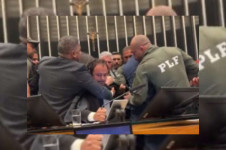 O deputado Glauber Braga foi retirado à força do plenário pela Polícia Legislativa, por ordem do presidente Hugo Motta