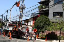 Funcion&aacute;rios da Enel fazem manuten&ccedil;&atilde;o em poste de energia el&eacute;trica no bairro de Pinheiros