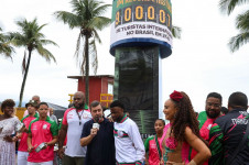 Integrantes da escola de samba Mangueira participam da comemora&ccedil;&atilde;o da marca de 9 milh&otilde;es de turistas internacionais no Brasil em 2025