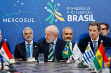 Presidente Lula e ministros na sess&atilde;o Plen&aacute;ria dos chefes de estados no Mercosul, em Foz do Igua&ccedil;u