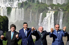 A partir da esquerda: os presidentes da Argentina, Javier Milei, do Paraguai, Santiago Pe&ntilde;a, do Brasil, Luiz In&aacute;cio Lula da Silva, e do Uruguai, Yamand&uacute; Orsi, em Foz do Igua&ccedil;u neste s&aacute;bado