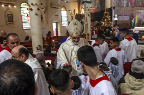 O cardeal Pizzaballa em meio aos fi&eacute;is
