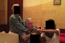 S&atilde;o diversas fotos com Epstein ao lado de meninas que aparentam pouca idade