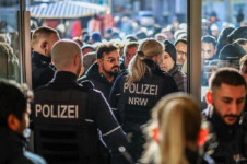 Policiais tentam conter clientes preocupados em frente &agrave; ag&ecirc;ncia do banco assaltado