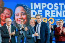 Lula, Haddad e ministros no dia da san&ccedil;&atilde;o da lei de isen&ccedil;&atilde;o do IR para quem ganha at&eacute; R$ 5mil