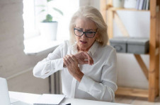 Em alguns pacientes, a fraqueza se manifesta primeiro nos bra&ccedil;os
