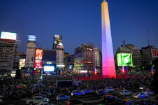 Centenas de pessoas celebraram a&ccedil;&atilde;o dos Estados Unidos em protesto em Buenos Aires, na Argentina