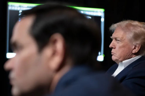 Donald Trump e o secret&aacute;rio R&uacute;bio assistindo, em tempo real na Casa Branca, ao v&iacute;deo do 'sequestro' de Nicol&aacute;s Maduro na Venezuela: 'Nossas grandes petrol&iacute;feras v&atilde;o entrar, gastar bilh&otilde;es de d&oacute;lares, consertar a infraestrutura quebrada e come&ccedil;ar a fazer dinheiro para o pa&iacute;s', declarou o presidente, horas depois