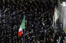 Centenas de pessoas fizeram a 'sauda&ccedil;&atilde;o romana'