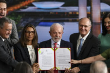 Lula, Janja e ministros na cerim&ocirc;nia desta quinta-feira no Pal&aacute;cio do Planalto