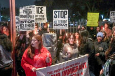 Manifestantes protestam contra a pol&iacute;tica de imigra&ccedil;&atilde;o do governo Trump e contra as for&ccedil;as do ICE