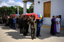 Militares carregam caix&otilde;es durante o funeral de soldados mortos na opera&ccedil;&atilde;o dos EUA para sequestrar o l&iacute;der venezuelano Nicol&aacute;s Maduro e sua mulher, Cilia Flores, em Caracas