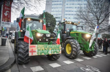 Protesto de agricultores contra acordo Mercosul-UE em Mil&atilde;o, na It&aacute;lia