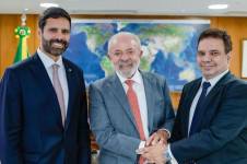 O presidente Lula, Wellington C&eacute;sar Lima e Silva (D), que toma posse, e Manoel Carlos de Almeida Neto (E), at&eacute; agora ministro interino, que deixa o cargo
