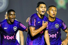 Caio Valle, no centro da foto, fez o primeiro gol da partida