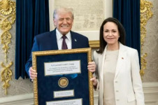 Corina esteve na Casa Branca e se humilhou ao entregar o Nobel que recebeu ano passado ao presidente norte-americano, que n&atilde;o recusou a 'homenagem'