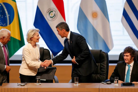 A presidente da Comiss&atilde;o Europeia, Ursula von der Leyen, cumprimenta o presidente do Paraguai, Santiago Pe&ntilde;a, com o presidente do Conselho Europeu, Ant&oacute;nio Costa, e o presidente da Argentina, Javier Milei, ao lado, no dia em que autoridades da Uni&atilde;o Europeia e do Mercosul assinaram um acordo de livre com&eacute;rcio, encerrando mais de 25 anos de negocia&ccedil;&otilde;es, em Assun&ccedil;&atilde;o, Paraguai, em 17 de janeiro de 2026