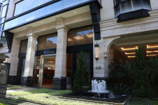 Entrada da imponente sede do Banco Master