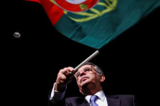 O candidato presidencial portugu&ecirc;s do Partido Socialista, Ant&oacute;nio Jos&eacute; Seguro, segura uma bandeira portuguesa no palco depois de liderar o primeiro turno das elei&ccedil;&otilde;es presidenciais da terrinha, em Caldas da Rainha