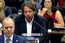 O advogado Marcelo Tostes discursa em reuni&atilde;o do Conselho Federal da OAB