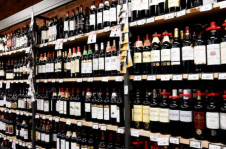 Garrafas de vinho franc&ecirc;s expostas para venda em um supermercado em Paris