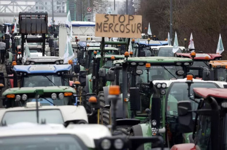 Agricultores europeus invadem Estrasburgo, sede do Parlamento da UE, para protestar contra acordo com Mercosul