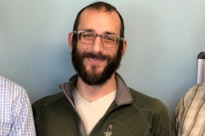 Alex Pretti era enfermeiro e portava um telefone (que filmava os protestos), e n&atilde;o uma arma, dizem rep&oacute;rteres da ag&ecirc;ncia de not&iacute;cias Reuters