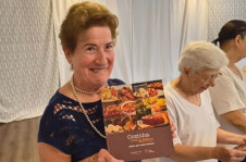 Pasqualina Parente Tabano exibe livro que resgata receitas tradicionais de fam&iacute;lias de imigrantes