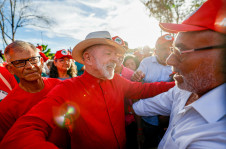 Presidente foi abra&ccedil;ado por integrantes do MST