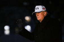 O presidente dos EUA, Donald Trump, acena ao aterrissar na Casa Branca