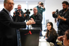 Antonio Seguro foi fotografado ao votar