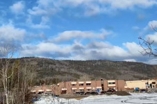 Ve&iacute;culos estacionados do lado de fora da Tumbler Ridge Secondary School, local de um tiroteio, na Col&uacute;mbia Brit&acirc;nica