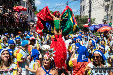 O bloco Carmelitas desfilou nesta sexta nas ruas do Rio de Janeiro