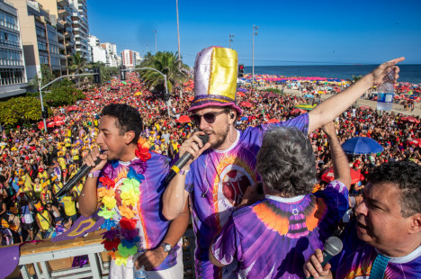 O bloco Simpatia &eacute; Quase Amor desfilou nesse domingo na praia de Ipanema