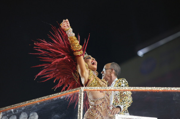 A atriz Juliana Paes acertou retornar &agrave; escola para o desfile em homenagem ao mestre Ci&ccedil;a, que comandava a bateria quando ela, de Niter&oacute;i, era rainha de bateria da Viradouro