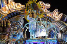 Martinho da Vila, da fam&iacute;lia real do samba carioca, desfilou em carro aleg&oacute;rico