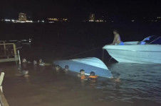 Bombeiros trabalham fazendo buscas no local